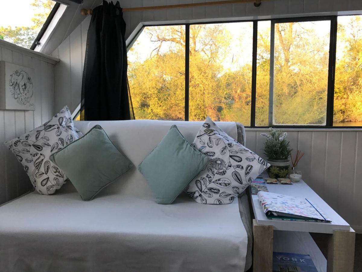 Houseboat *