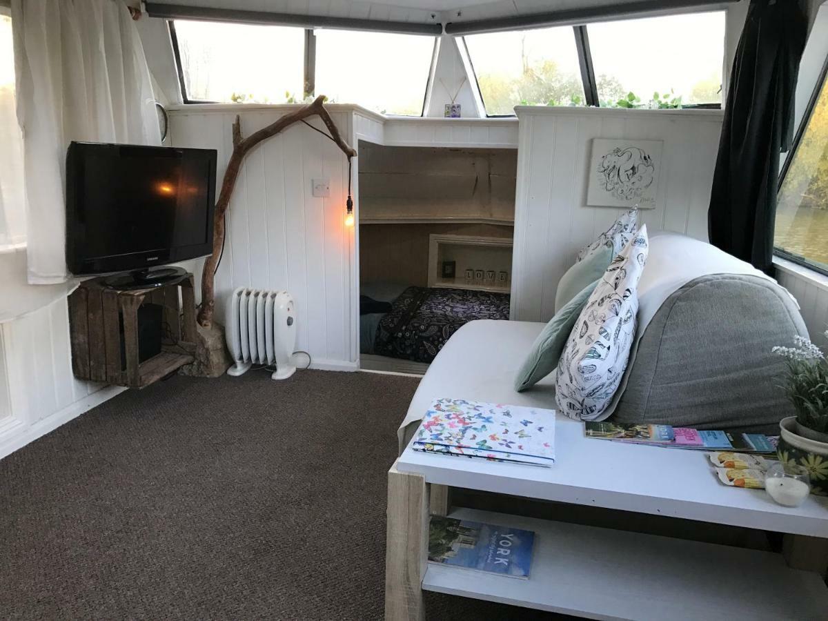 Houseboat Botel *