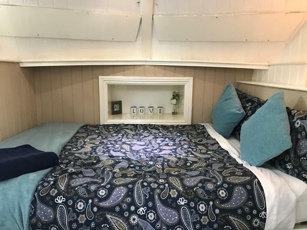 Houseboat *