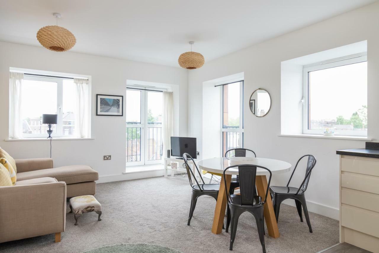 Apartment No 49 The Walk Great For Centre Train And Racecourse