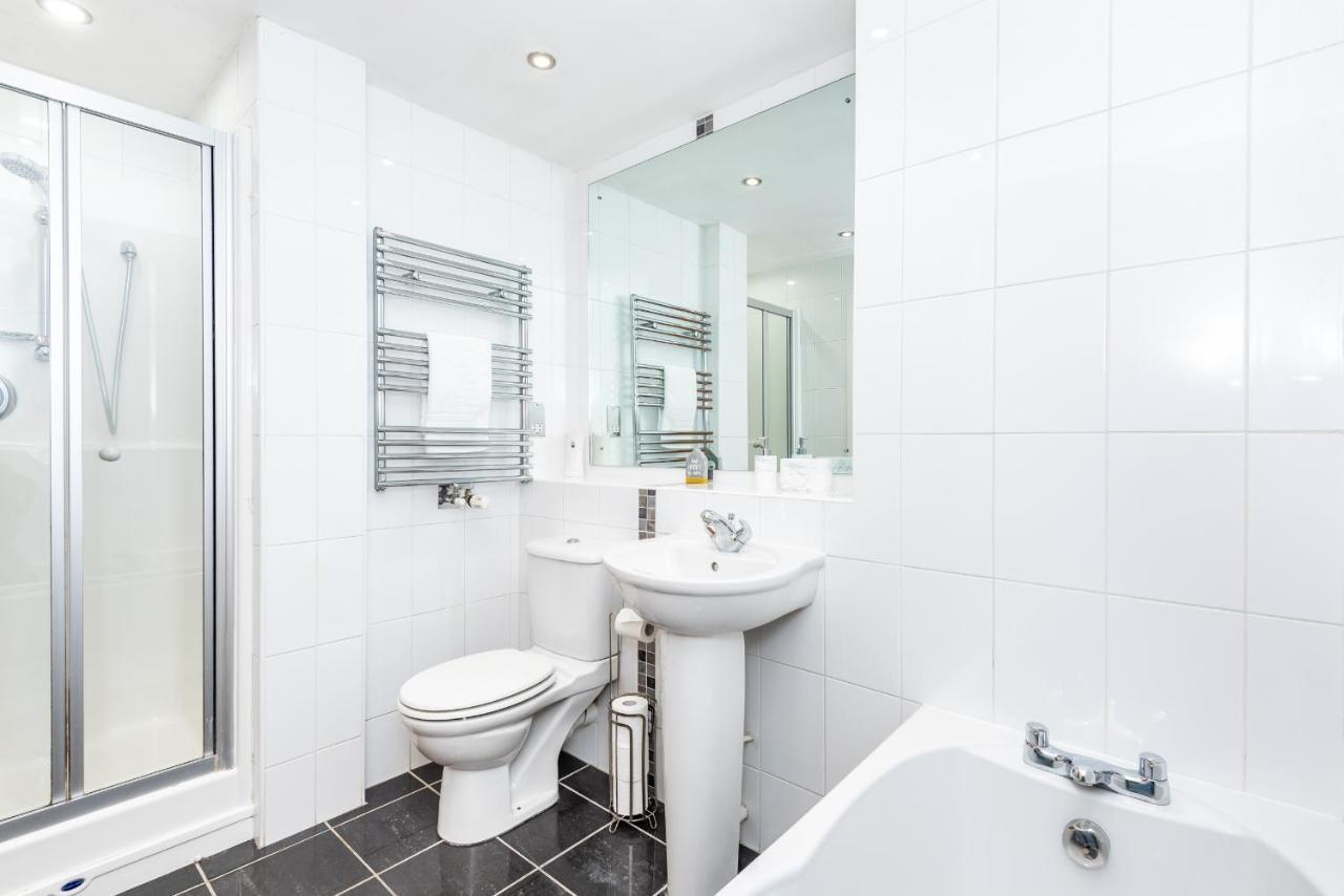 Modern Smart Open Plan Living With Free Parking Apartment *