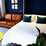 Cocoa Lily - River Fronted Studio With Secure Parking