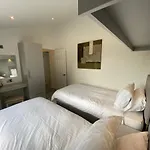 Fox Lodge At Owlet Hideaway - With Hot Tub, Near York
