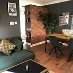 Time Is Now! Beautiful Apartment In York