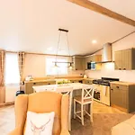 Cherry Lodge With Hot Tub