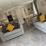 Springwood Lodge With Hot Tub
