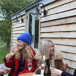 Luxury Shepherds Hut - The Moorhen By The Lake