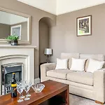 Cedar House - Quaint Victorian Home With Free Parking