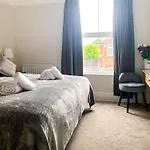 Cedar House - Quaint Victorian Home With Free Parking
