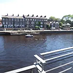 3 Emperors Wharf With Stunning River Views