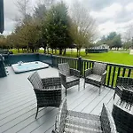 Belle Vue Lodge With Hot Tub