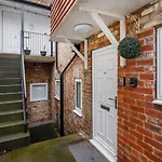 Henry Court Apartment 4