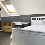 Spacious Five-Bedroom House Close To York Centre - Orchid House