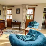 Decca Cottage Is Cheerful One Bedroom Cottage