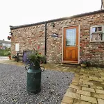 Decca Cottage Is Cheerful One Bedroom Cottage