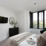 London Mews, Modern Apartment - Sleeps 4