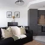 London Mews, Modern Apartment - Sleeps 4