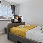 Pass The Keys 127 Bellhouse Way - Renovated Family Home For 2