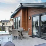 Lilac Lodge With Hot Tub