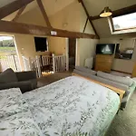 Granary Cottage With Hot Tub
