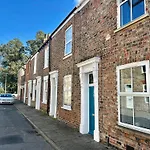 Comfy Home Within City Wall, 10 Mins Walk To Centre, Attractions & Railway Station