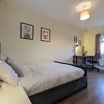 5 Ensuite Bedroom House Near Centre Free Parking
