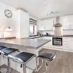 Lunar Retreat City Centre & Free Parking