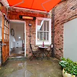 The Location- 1 Free Private Parking Space - 60 Second Walk 2 Minster!