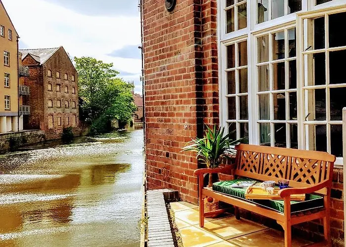 Cocoa Lily - River Fronted Studio With Secure Parking