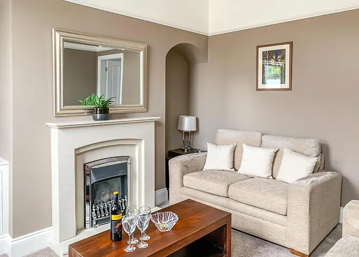 Cedar House - Quaint Victorian Home With Free Parking