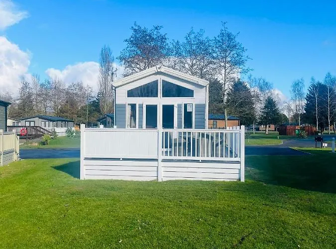 The Hideaway Lodge With Hot Tub