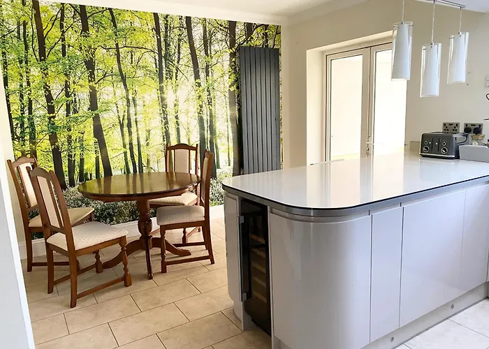 Spacious Five-Bedroom House Close To York Centre - Orchid House