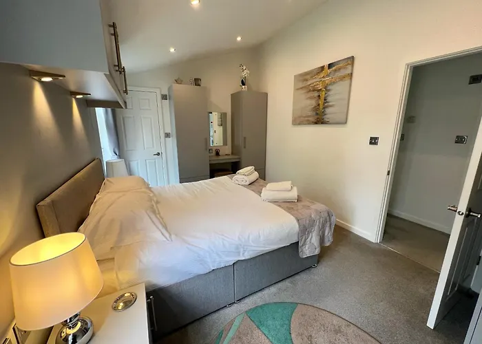Fox Lodge At Owlet Hideaway - With Hot Tub, Near York
