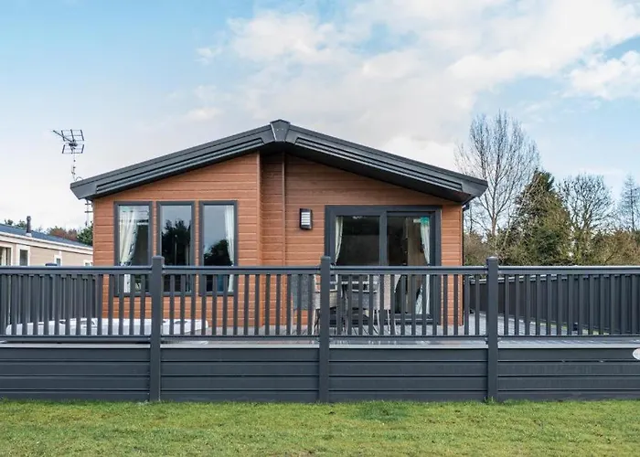 Lilac Lodge With Hot Tub