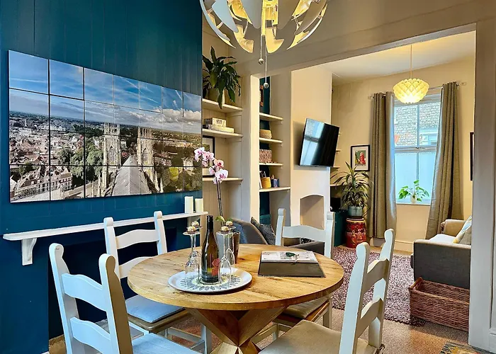 Comfy Home Within City Wall, 10 Mins Walk To Centre, Attractions & Railway Station
