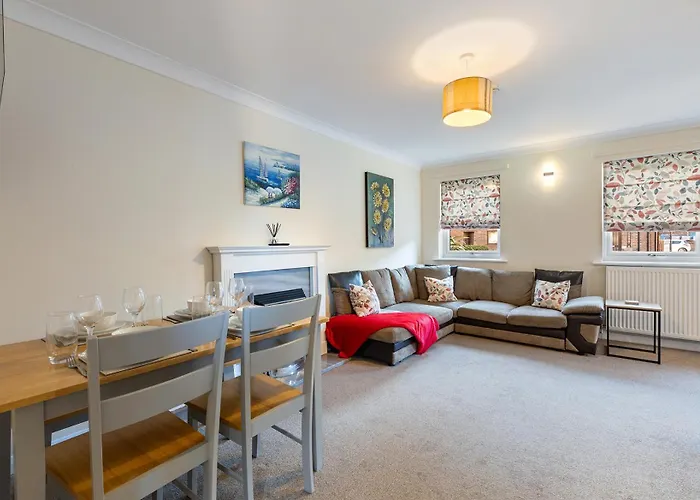 Pass The Keys Central Townhouse With Free Parking