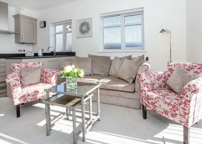 White House Apartments-Free Parking 1 Car Per Apartment