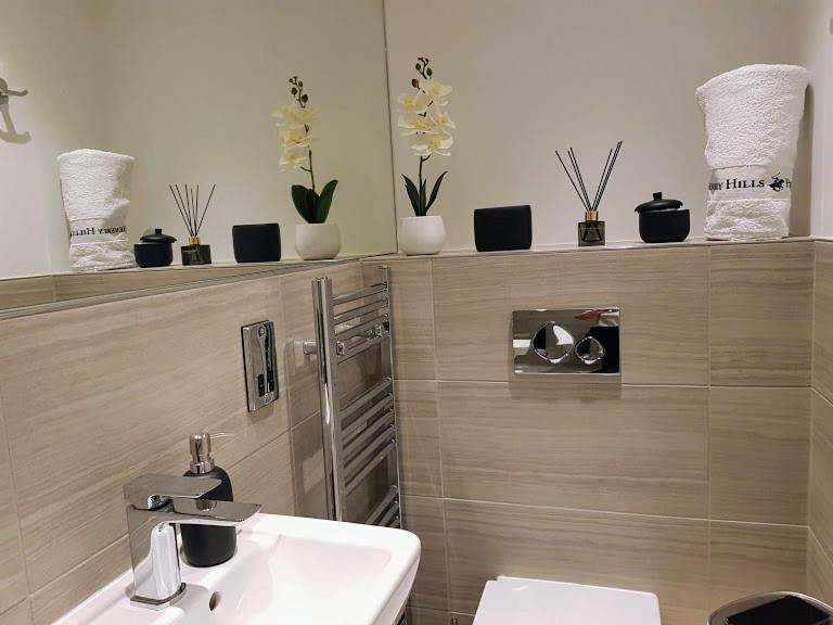 Cocoa Lily - River Fronted With Secure Parking Apartment *