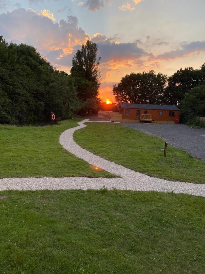 Fox At Owlet Hideaway - With Hot Tub, Near York