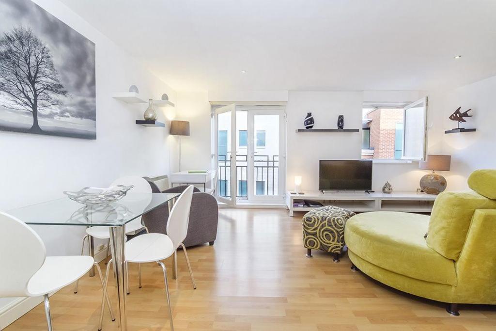Strand House With Free Secure Parking *