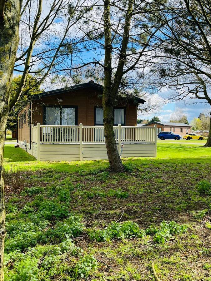 Oakwood With Hot Tub Holiday home York