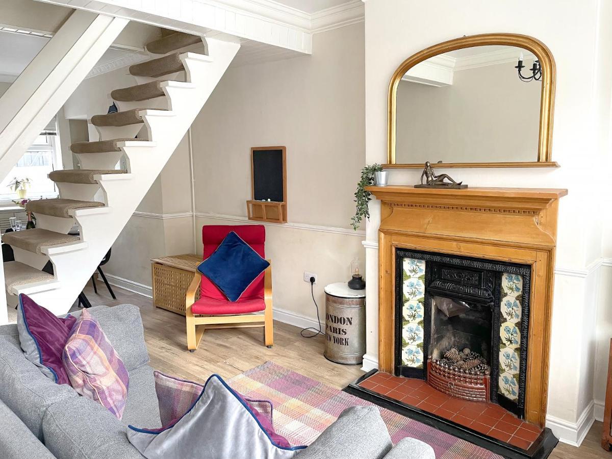 The Racecourse - Quaint Victorian With Free Parking