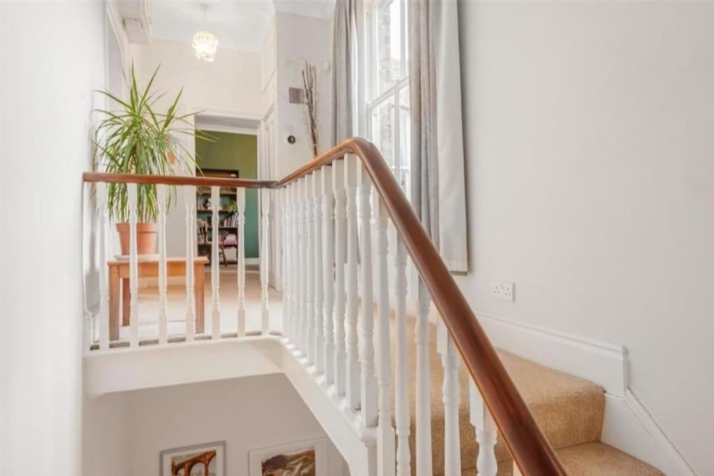 Lovely Spacious Home, 8mins Walk To Minster Apartment