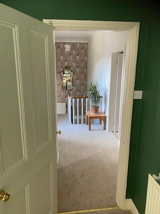 Lovely Spacious Home, 8mins Walk To Minster *