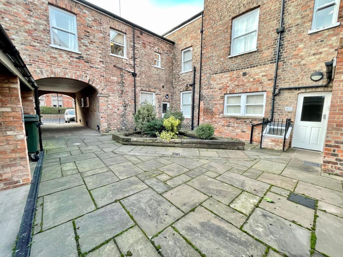 Clifford's Reach At Bluebridge Court With Free Parking Apartment *