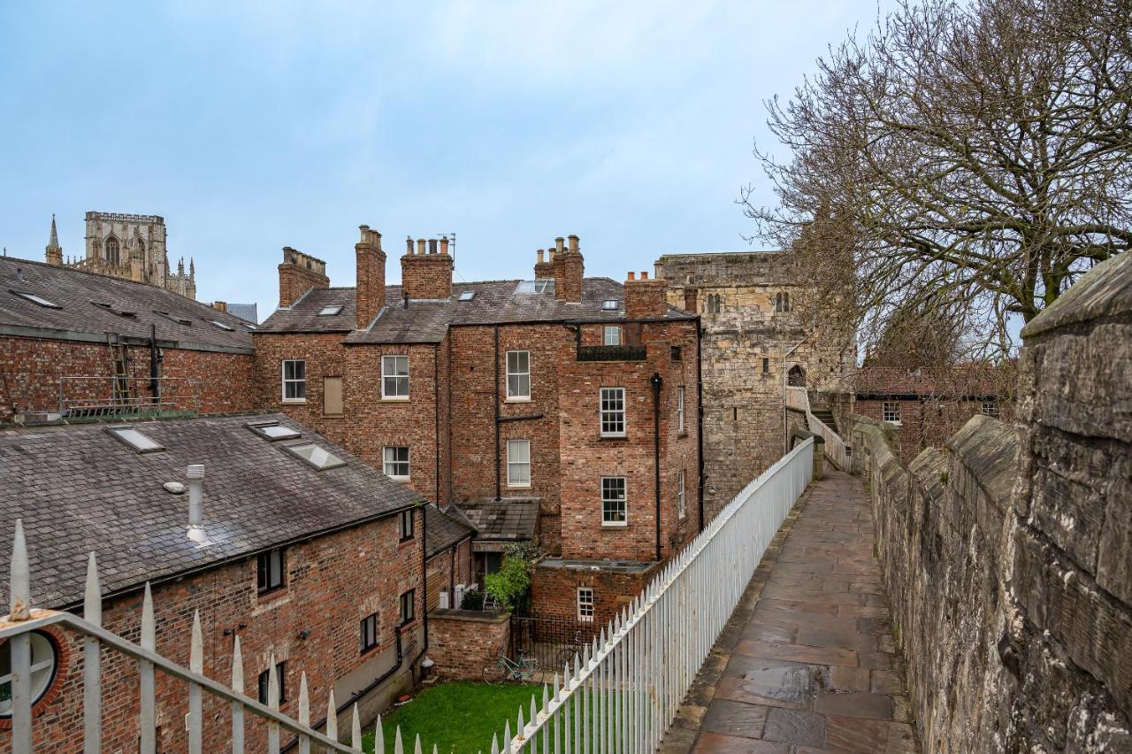 Crookback House