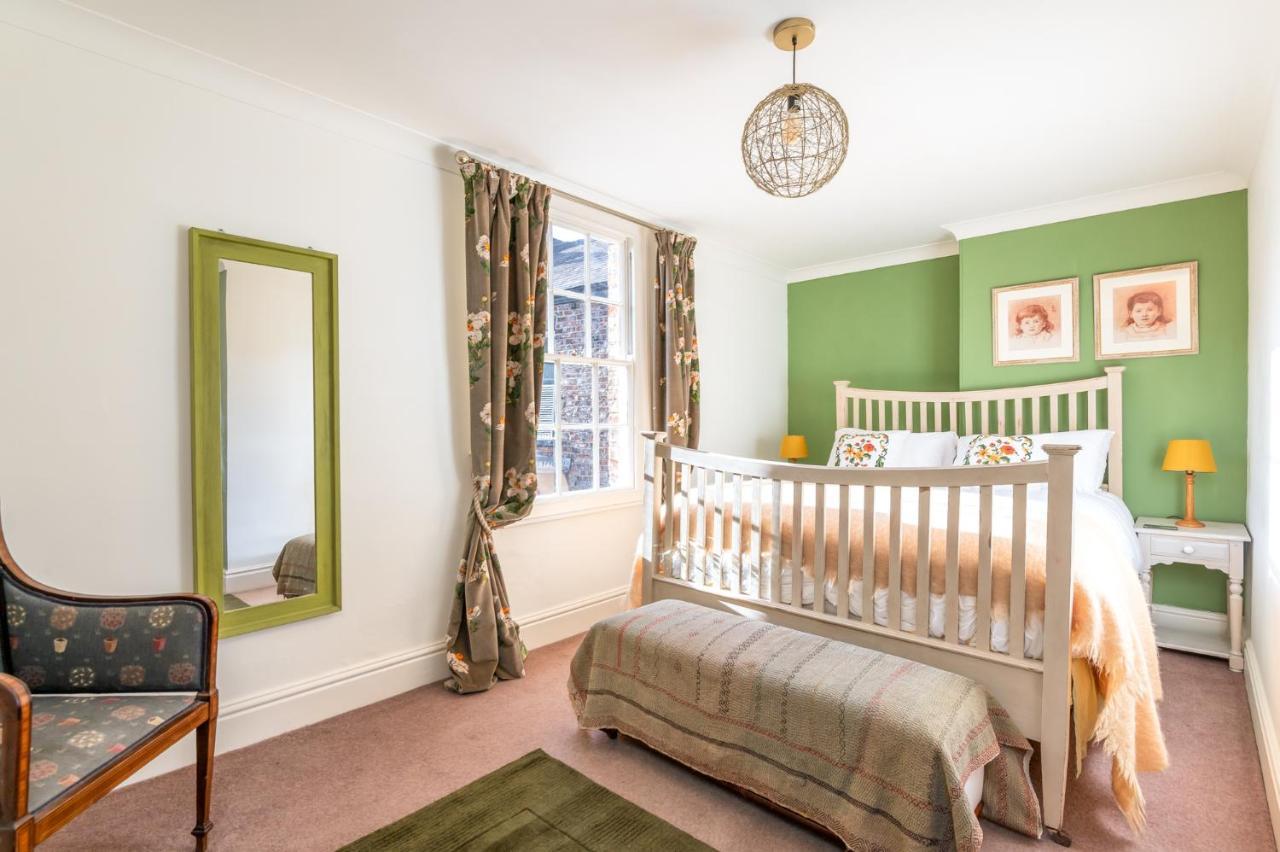 Newly Renovated Centre Flat - Pass The Keys