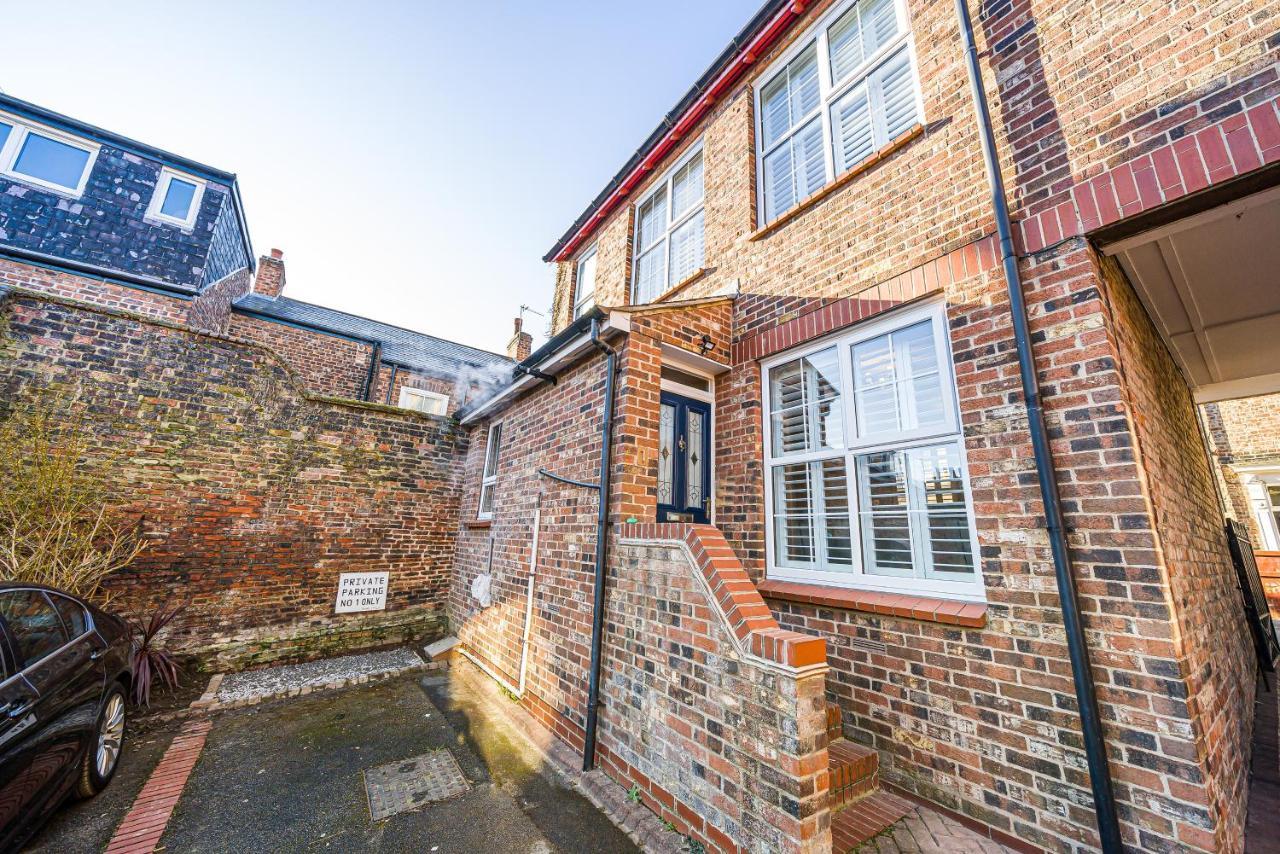 Holiday home Corner Bishophill - Free Parking
