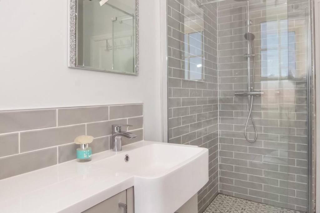 Station View Apartment *