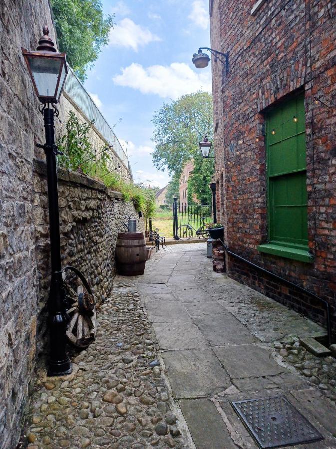 Crookback House * York